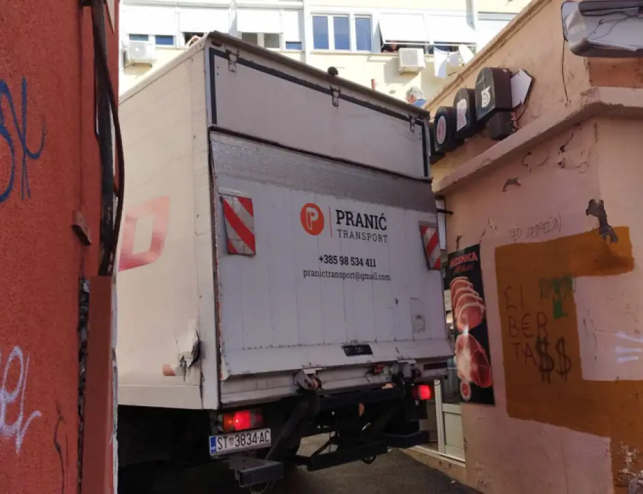 Izvučen kamion koji je zapeo u ulici iza Fine: Oštetio reklame i fasade