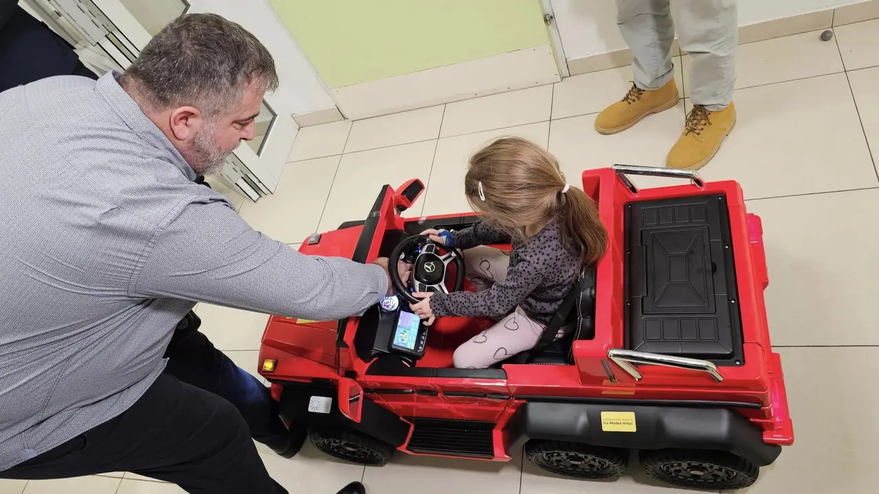 Šibenskoj bolnici doniran električni automobil za najmlađe pacijente: 'Ovo će im izmamiti osmijeh na lice'