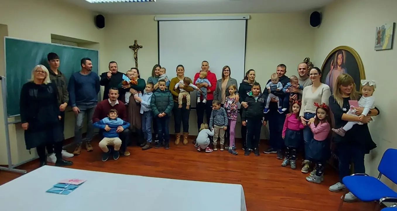 Caritas župe Vodice darivao obitelji s troje i više djece