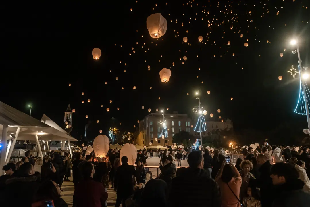 Lampioni  dobrih želja obasjali nebo iznad Šibenika