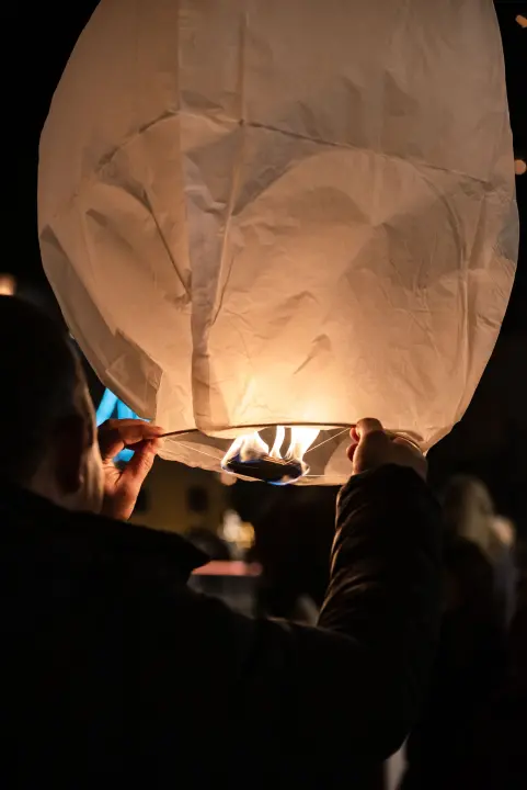 Lampioni  dobrih želja obasjali nebo iznad Šibenika