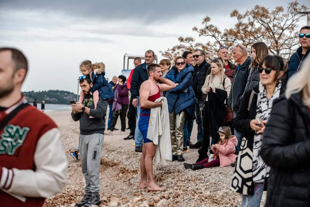 Šibenčani u retro kostimima zaplivali na Banju i obilježili 180 godina turizma u gradu