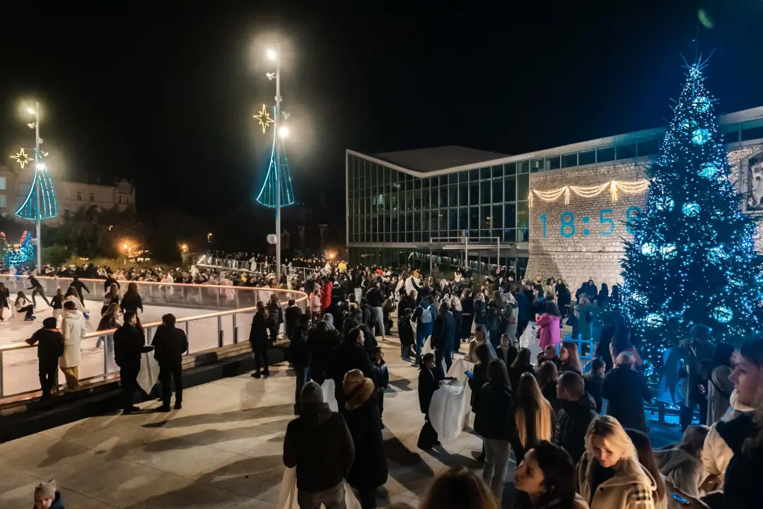 Lampioni  dobrih želja obasjali nebo iznad Šibenika