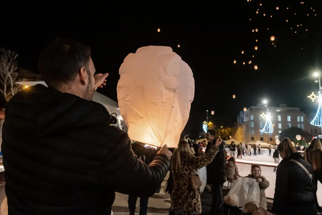 Lampioni  dobrih želja obasjali nebo iznad Šibenika