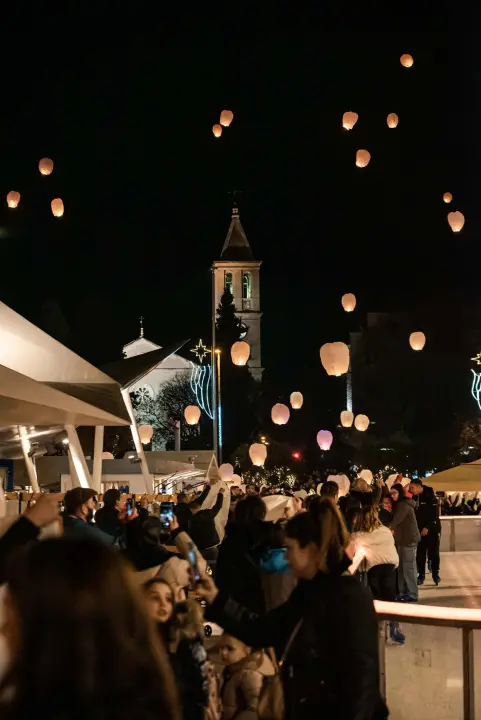 Lampioni  dobrih želja obasjali nebo iznad Šibenika