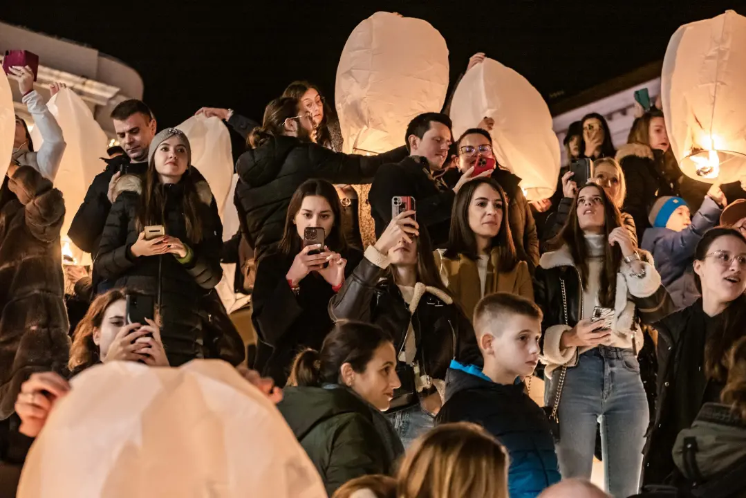 Lampioni  dobrih želja obasjali nebo iznad Šibenika