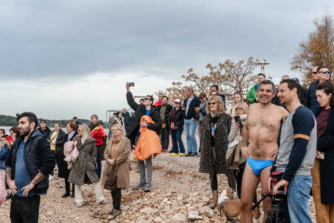 Šibenčani u retro kostimima zaplivali na Banju i obilježili 180 godina turizma u gradu