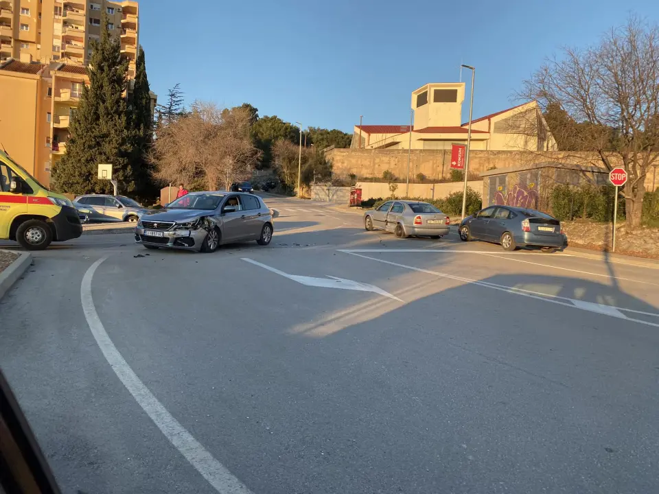 U prometnoj na Vidicima sudar dvaju osobnih vozila: Nitko nije ozlijeđen