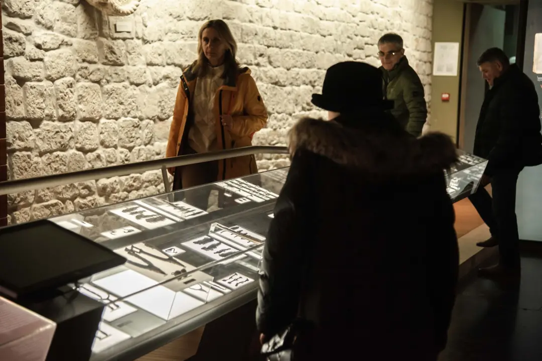 Trčanje, potrage, klape, rock and roll: Noć muzeja u Šibeniku za novu publiku prolazi uz dobar odaziv 
