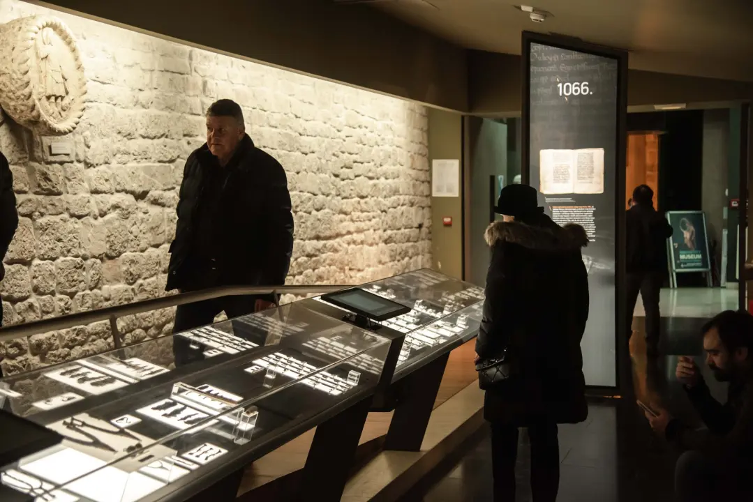 Trčanje, potrage, klape, rock and roll: Noć muzeja u Šibeniku za novu publiku prolazi uz dobar odaziv 