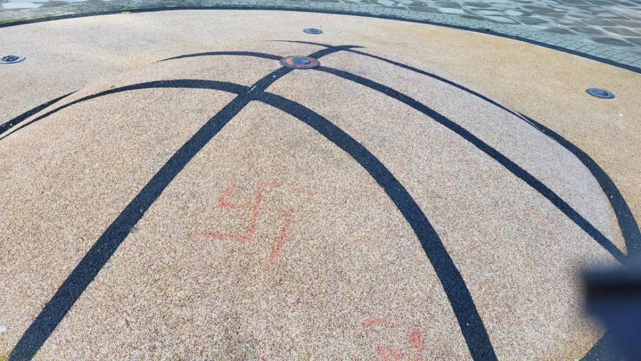 Vandalizam i nacizam na Trgu Dražena Petrovića u Šibeniku
