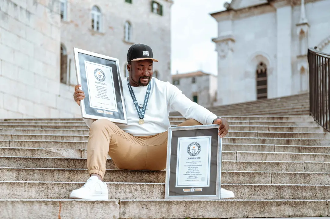 Hayford je u Šibenik donio dva Guinnessova rekorda: Vozi hoverboard balansirajući 10 čaša na nožu kojeg drži u ustima 