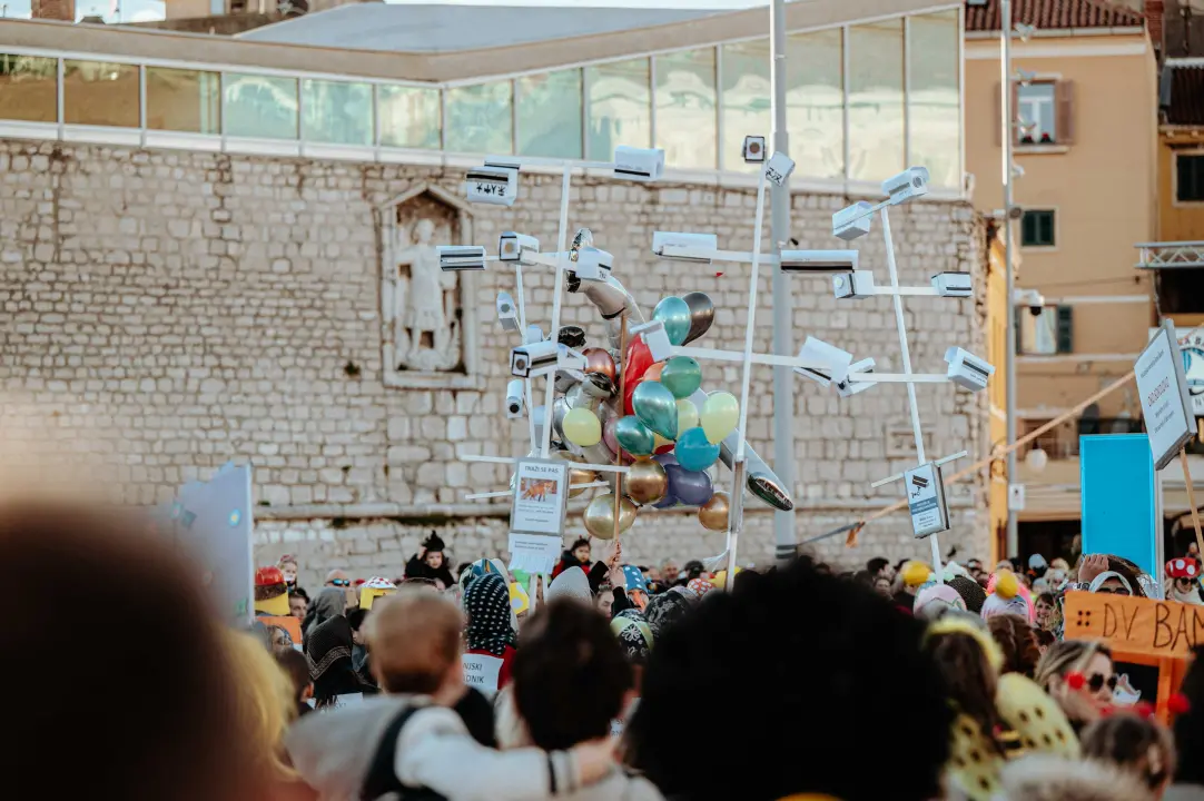 Maškarana povorka prošla kroz grad (2. dio): Najbolja maska Lego, najprovokativnija Oko sokolovo   
