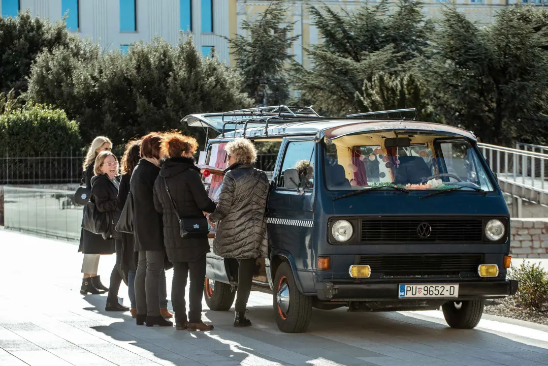 Posjetite Bookmobile ispred šibenske knjižnice: Prepun je ljubavnih romana i prigodnih priča