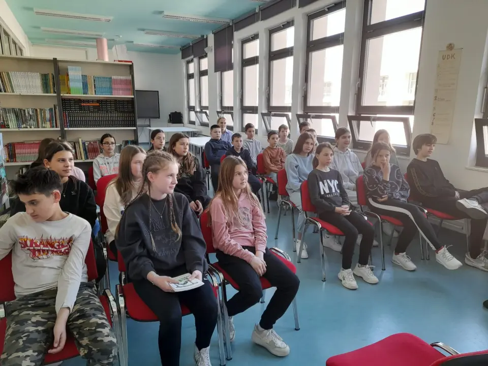 Putovanje kroz vrijeme iz školske knjižnice: Učenici OŠ Meterize ugostili spisateljicu Anu Aužinu 