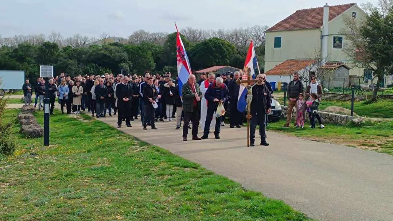 Održan Križni put Hrvatske vojske i policije na brdu Kamenjak iznad Vranskog jezera  