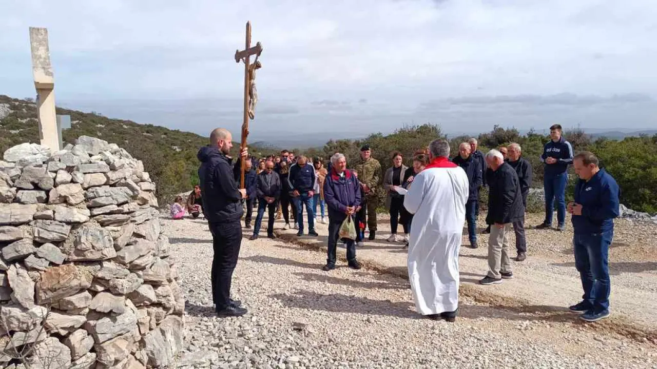 Održan Križni put Hrvatske vojske i policije na brdu Kamenjak iznad Vranskog jezera  