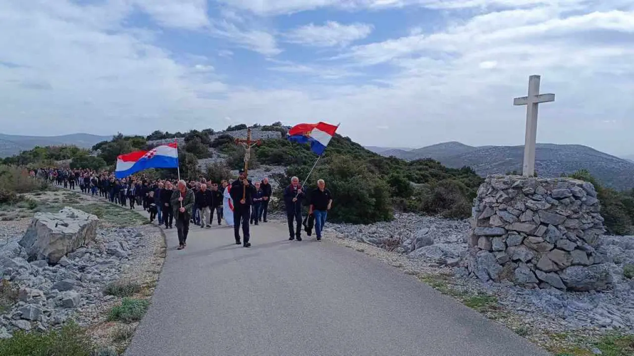 Održan Križni put Hrvatske vojske i policije na brdu Kamenjak iznad Vranskog jezera  