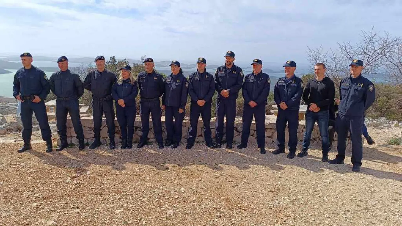 Održan Križni put Hrvatske vojske i policije na brdu Kamenjak iznad Vranskog jezera  