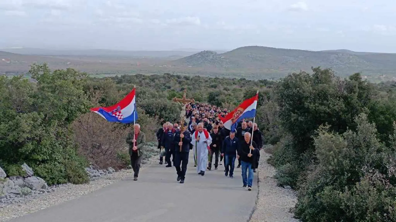 Održan Križni put Hrvatske vojske i policije na brdu Kamenjak iznad Vranskog jezera  