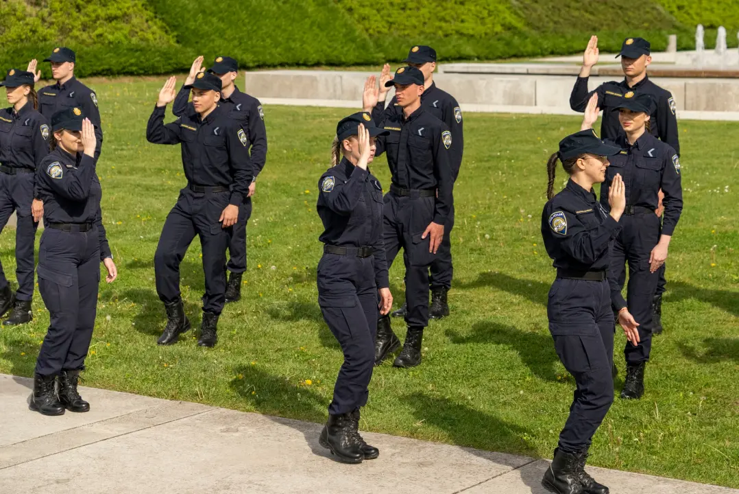 Medicinske sestre, poštari, policajci, vatrogasci i balerine zaplesali u ritmu Rim Tim Tagi Dima
