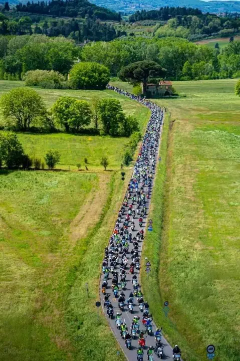 Članovi VK Šibenik sudjelovali na svečanoj povorci Vespa World Days 2024.  