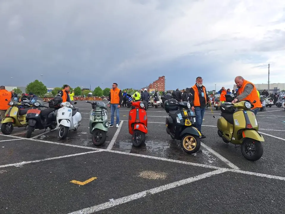 Članovi VK Šibenik sudjelovali na svečanoj povorci Vespa World Days 2024.  