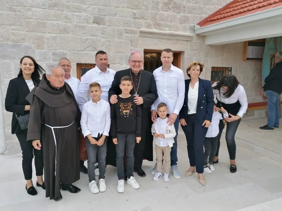 Biskup Rogić blagoslovio crkvu u Kladnjicama