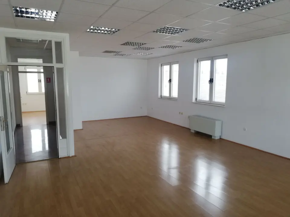Iznajmljuje se atraktivan uredski prostor u Šibeniku! 