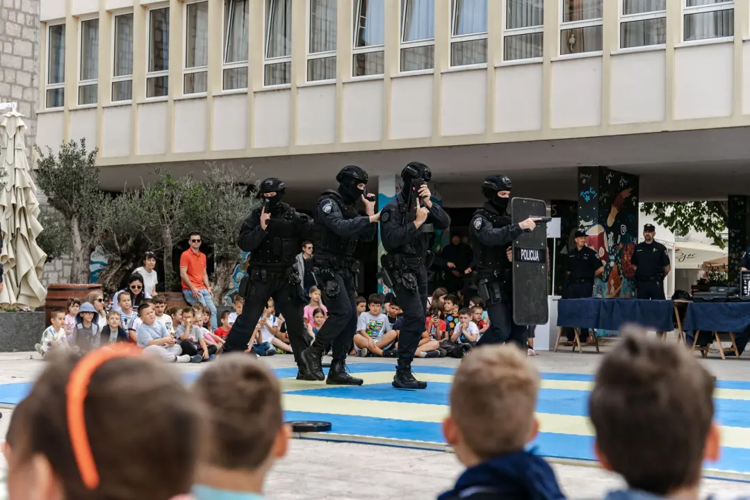 Policajci 'zauzeli' trg ispred Županije kako bi prezentirali svoje zanimanje