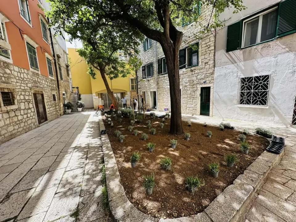 U centru grada uređena nova zelena površina: 'Neka ovo bude poticaj i drugim kvartovima'
