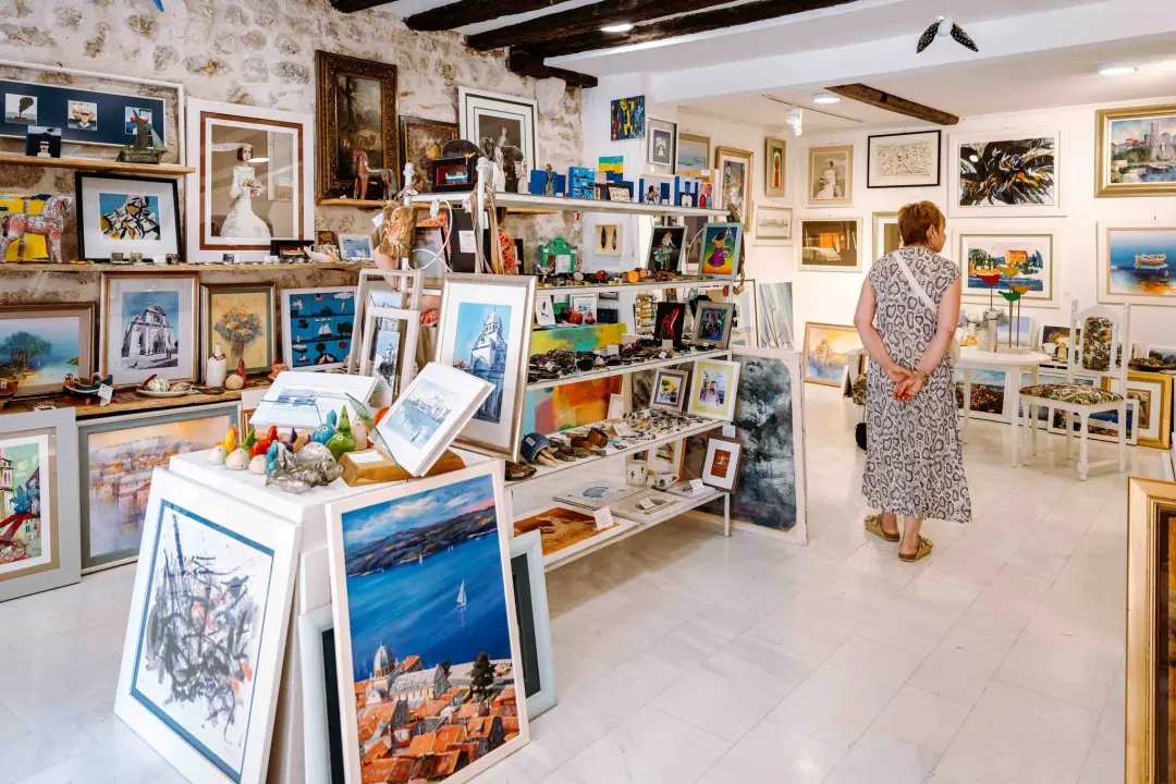 Umjetnine ljetnih motiva i žarkih boja potražite u Galeriji Juraj Dalmatinac! 