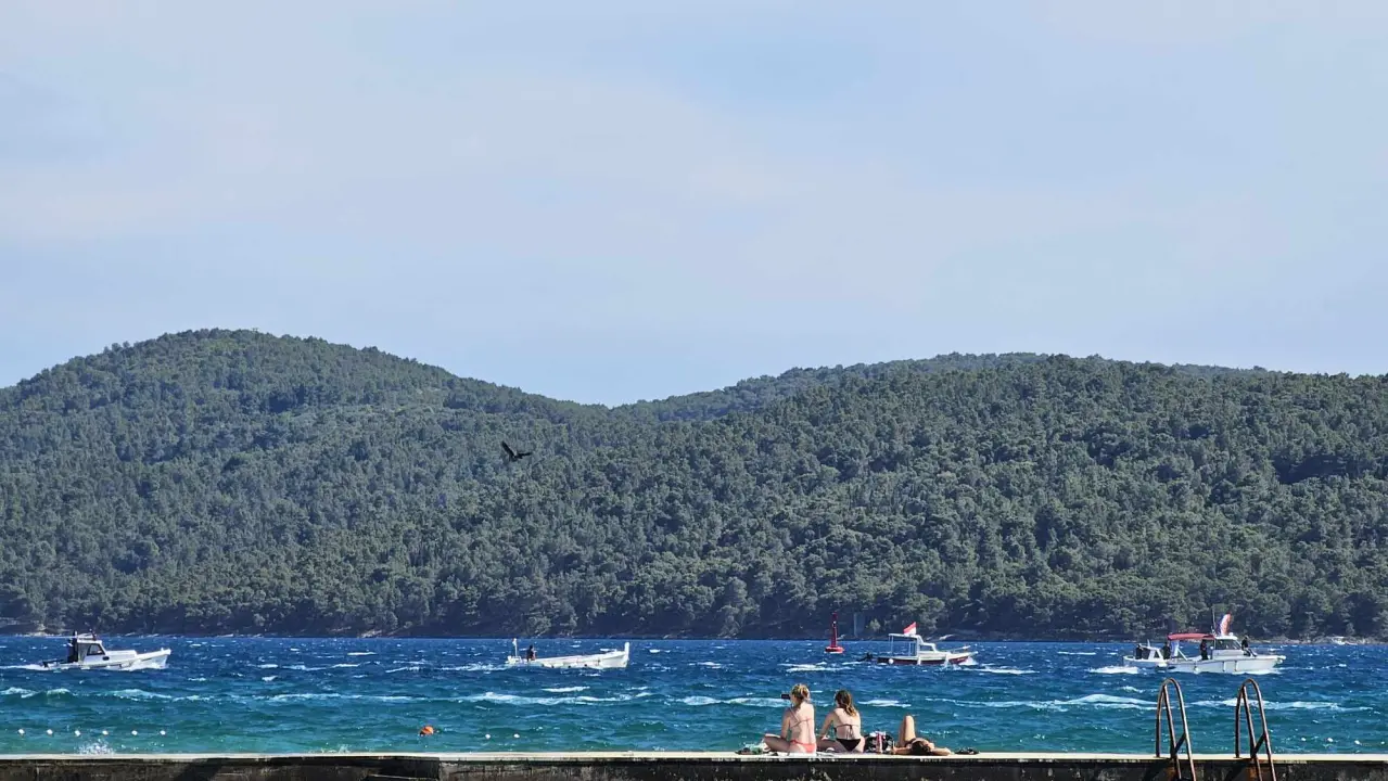 Mještani Prvića prosvjedovali jer su nezadovoljni brodovima koji ih povezuju s kopnom