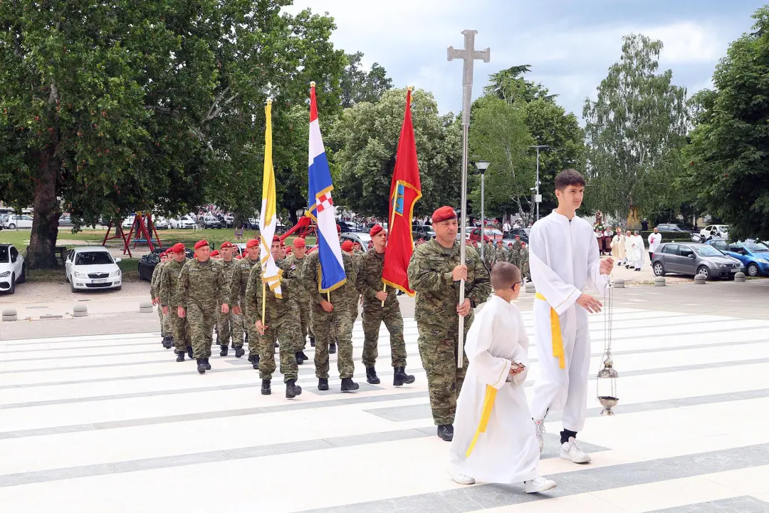 Procesijom vjernika i vojske Kninjani proslavili blagdan sv. Ante