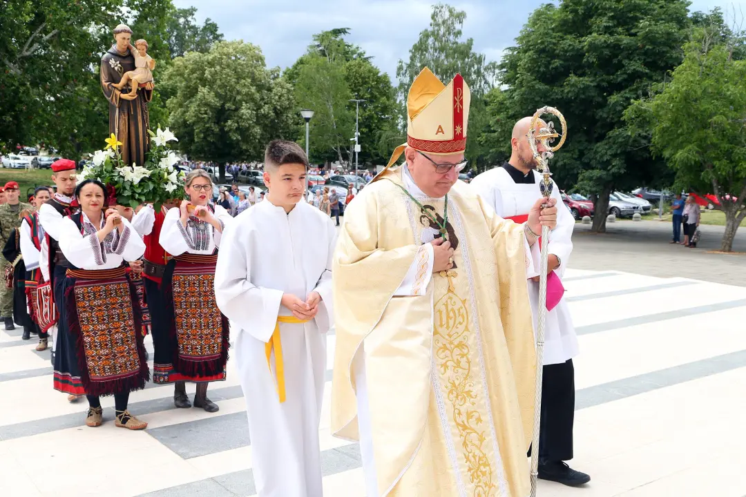 Procesijom vjernika i vojske Kninjani proslavili blagdan sv. Ante