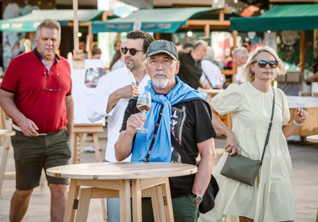 Zbog jednog skladnog para trg ispred Županije i ove je godine pun