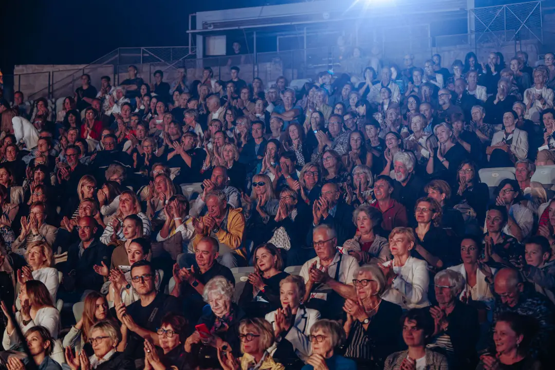 Proslava velikog jubileja: Istinski glazbeni užitak na koncertu Kola i Orkestra HV-a na tvrđavi sv. Mihovila 