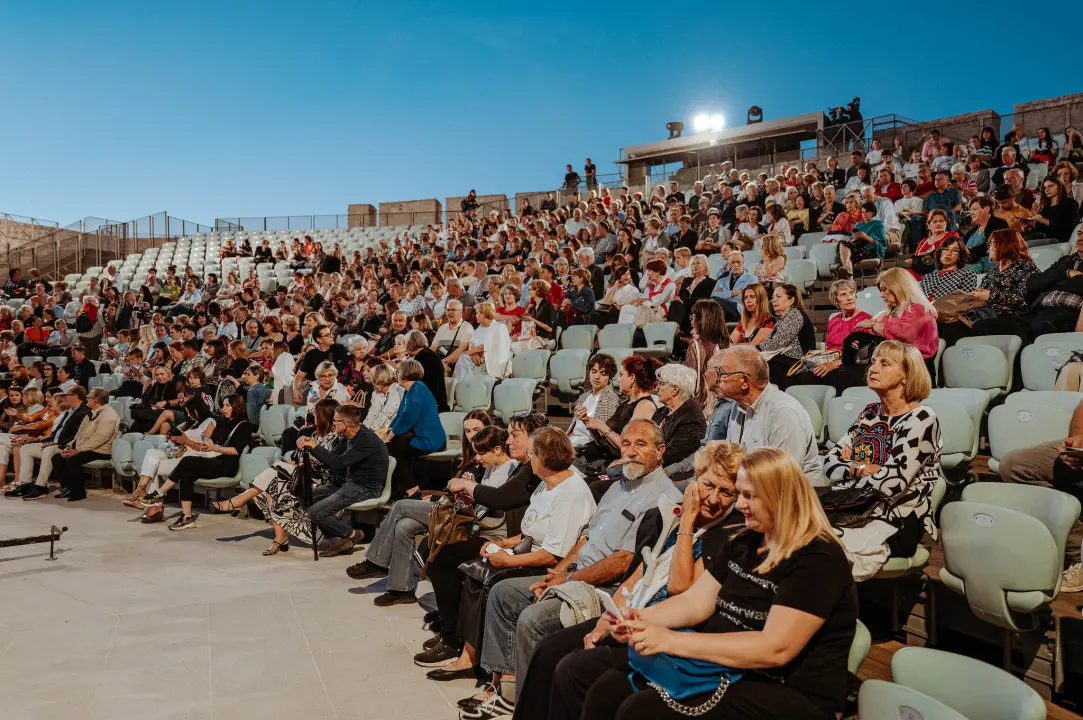 Proslava velikog jubileja: Istinski glazbeni užitak na koncertu Kola i Orkestra HV-a na tvrđavi sv. Mihovila 