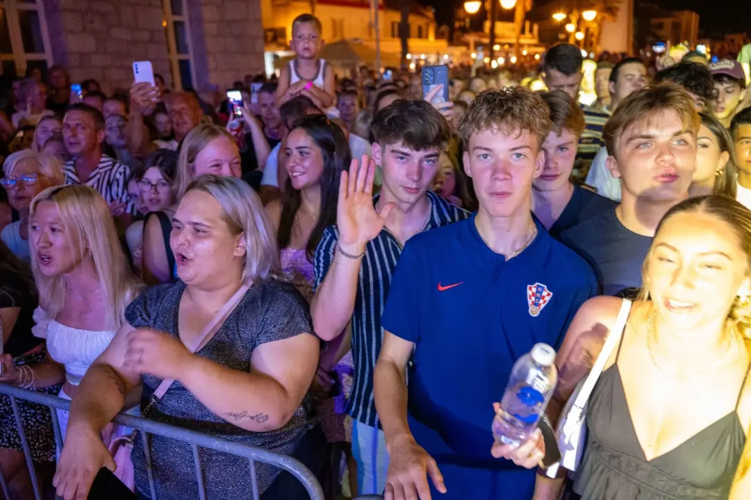 Jelena Rozga održala koncert za pamćenje pred prepunom rivom u Vodicama