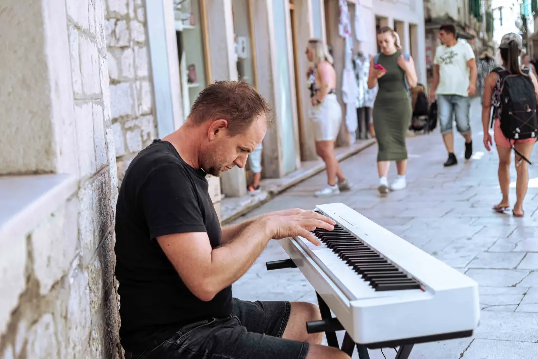 Poznato lice iz kulinarskih TV emisija nevolja je, zbog jedne žene, učinila uličnim sviračem