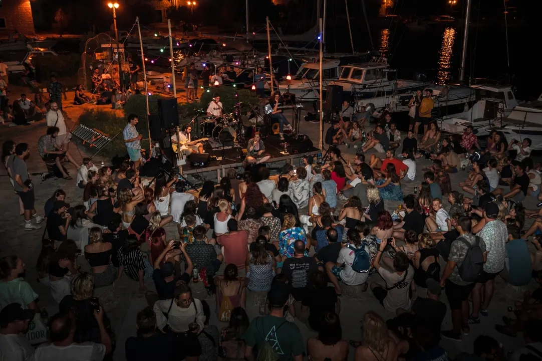 Na Zlarinu su se, izgleda, fantastično svi zabavljali proteklih dana 