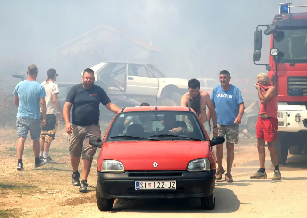 Preko 120 vatrogasaca bori se s požarom: 'Postoji šansa da se proširi u pravcu Dubravica i NP Krka'