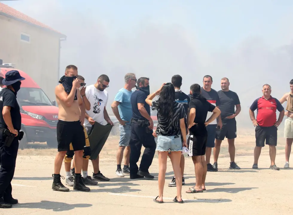 Preko 120 vatrogasaca bori se s požarom: 'Postoji šansa da se proširi u pravcu Dubravica i NP Krka'