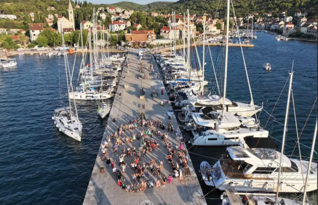 Milenijske fotografije u čast Vesni Parun i Mladenu Bjažiću snimane na Zlarinu