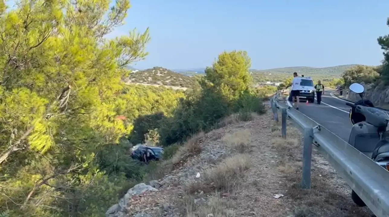 U Jezerima 21-godišnjak pod utjecajem droge vozilom udario tri automobila i sletio u provaliju