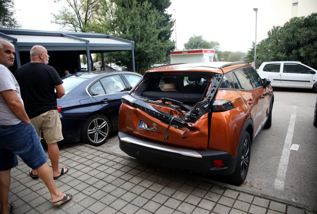 Srećom nitko nije stradao: Prilikom mijenjanja otvora na zgradi u Baldekinu, pala žbuka na parkirane automobile pokraj zgrade