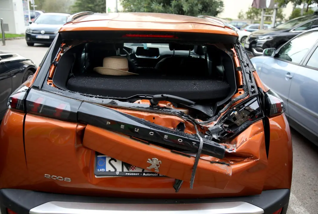 Srećom nitko nije stradao: Prilikom mijenjanja otvora na zgradi u Baldekinu, pala žbuka na parkirane automobile pokraj zgrade