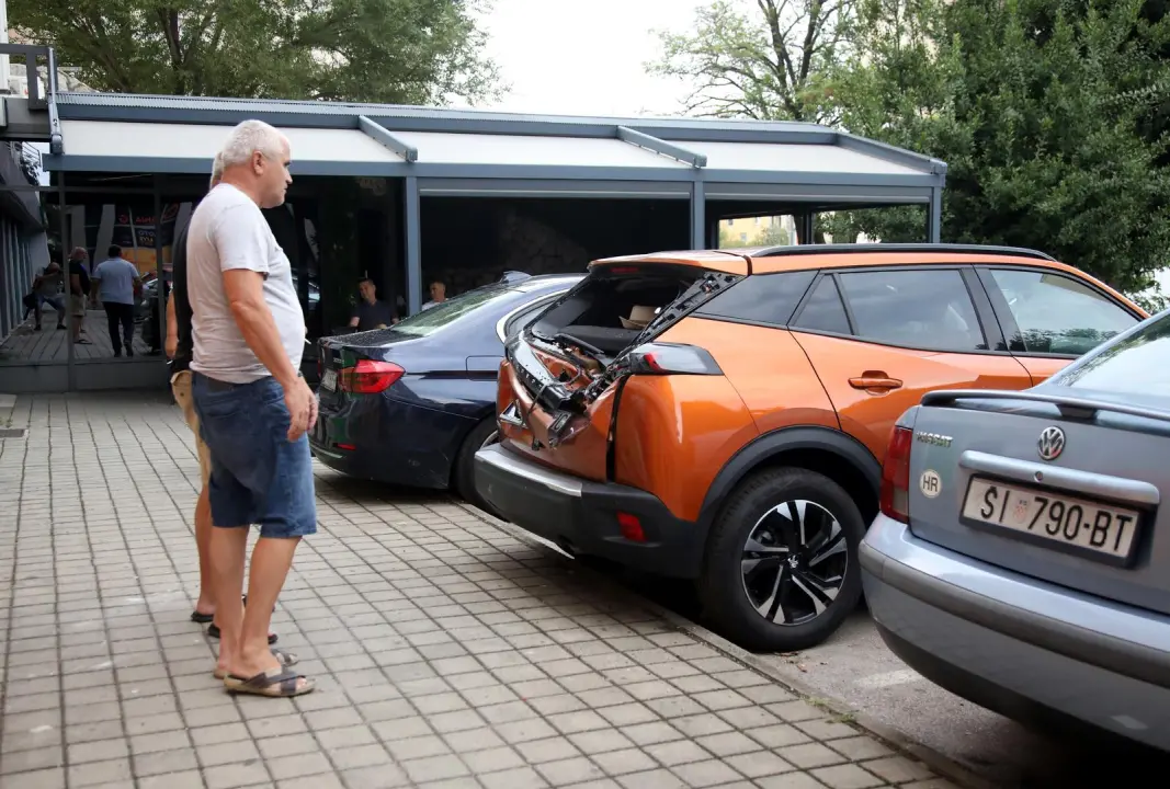 Srećom nitko nije stradao: Prilikom mijenjanja otvora na zgradi u Baldekinu, pala žbuka na parkirane automobile pokraj zgrade