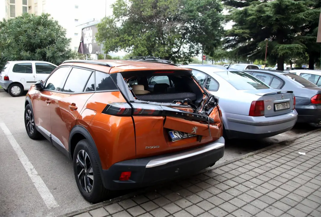 Srećom nitko nije stradao: Prilikom mijenjanja otvora na zgradi u Baldekinu, pala žbuka na parkirane automobile pokraj zgrade