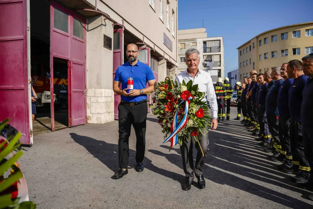 U Šibeniku položeni vijenci za poginule vatrogasce, a u 15.25 sati u svim postrojbama bit će upaljene sirene